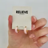 Aros tipo argolla dorados con esmalte color rosa.