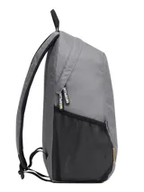 Mochila gris Caterpillar modelo Tokyo Urban Backpack, fabricada en poliéster. Cuenta con compartimento principal, bolsillos laterales de malla negra, asa superior y detalles de la marca en color amarillo y negro.