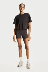 Remera deportiva de corte boxy y holgado, confeccionada en tejido funcional con tecnología DryMove que absorbe el sudor. Presenta cuello redondo, mangas cortas con hombros caídos y bajo recto.