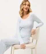 Blusa de pijama de manga larga con estampado de cuadros vichy en tonos celestes y blancos. Presenta un cuello redondo decorado con encaje delicado y un corte regular cómodo.