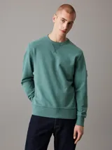 Buzo verde de algodón con cuello redondo y manga larga.