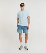 Bermuda deportiva masculina, color verde azulado con efecto degradé, cintura elástica con cordón de ajuste interno y forro de tela.