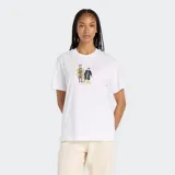 Remera blanca de manga corta con cuello redondo y un pequeño estampado gráfico frontal que representa dos figuras vestidas con abrigos y bufandas.