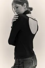 Remera de viscosa con mangas largas y espalda descubierta con detalle de tira horizontal.