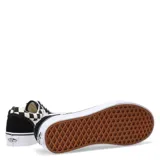 Championes Vans modelo Old Skool, con diseño clásico de tablero de ajedrez en blanco y negro, puntera y talón de gamuza negra, y la icónica banda lateral blanca.