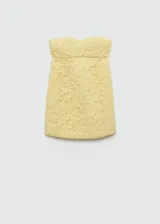 Vestido corto de encaje amarillo, sin mangas y escote strapless.