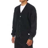 Cárdigan de punto grueso con cuello en V y cierre frontal de botones. Presenta un diseño de tejido acanalado con acabado de lavado vintage y etiqueta tejida de la marca en el ruedo.