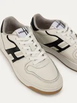 Championes Hoff modelo Grand Central, color blanco hueso con detalles en negro y suela color caramelo. Presentan el logo de la marca en el lateral y en la lengüeta.