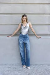 Body negro con rayas horizontales blancas, escote redondo y breteles anchos.