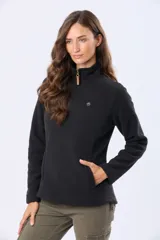 Buzo polar de abrigo con cuello alto y medio cierre frontal. Presenta bolsillos laterales, corte entallado y detalles en cuero en el tirador del cierre.