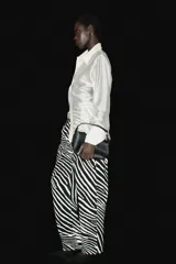 Pantalón de cinco bolsillos en sarga de algodón, de cintura estándar y diseño barrel con estampado de cebra en blanco y negro.