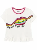 Remera blanca de manga corta con volados en el ruedo, cuello redondo ribeteado en tonos rosados y detalle de aplique bordado con lentejuelas de labios y frase en el frente.