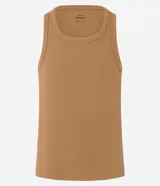 Musculosa masculina de corte regular, confeccionada en tejido acanalado de algodón con elastano. Presenta breteles medianos y diseño básico sin estampa.