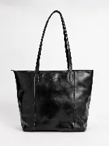 Bolso tipo tote de cuero color beige, con doble asa larga para hombro y cierre de broche.