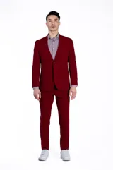 Ambo Florenzi modelo Santorini, compuesto por blazer slim fit con dos botones frontales y pantalón de corte angosto. Confeccionado en tejido de punto con textura mate, diseñado para ofrecer elasticidad y movilidad.