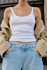 Jeans de tiro medio con cinco bolsillos, pernera recta y corte cropped. Cierre frontal con cremallera y botón.