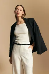 Remera de tejido acanalado (rib) color blanco, con escote cuadrado y mangas tres cuartos, de ajuste entallado al cuerpo.