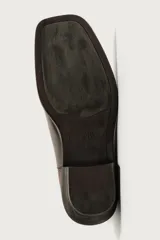 Bota estilo cowboy de caña media, confeccionada en cuero con acabado desgastado. Presenta horma cuadrada, tiradores laterales y suela con tacón bloque.