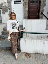 Maxi falda de animal print con abertura lateral.