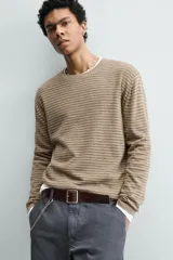 Jersey relaxed fit de cuello redondo y manga larga, con diseño de rayas horizontales y acabados en rib.