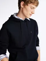 Buzo Tommy Hilfiger de felpa de algodón color azul marino, con capucha ajustable con cordón, bolsillo tipo canguro, puños y bajo de punto canalé, y logo bordado en el pecho.