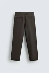 Pantalón de corte recto confeccionado en tejido compacto de algodón con estructura twill. Presenta cierre frontal con cremallera y botón, bolsillos laterales y bolsillos traseros de vivo con botón.