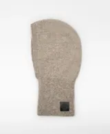 Gorro tipo balaclava de punto para mujer, confeccionado en una mezcla de mohair, poliamida y elastano. Presenta un diseño que cubre cabeza y cuello con acabado en canalé en la zona inferior y una etiqueta exterior con logo.