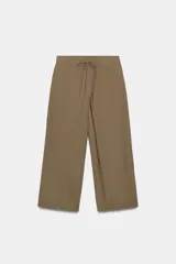 Pantalón pijamero color bordó, de tiro medio, con cintura elástica ajustable con cordones. Incluye bolsillos laterales ocultos en costura y bolsillos de plastrón en la espalda.