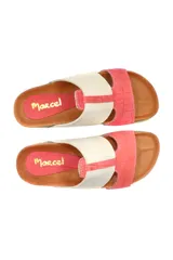 Sandalias bajas de cuero color beige con una tira ancha con textura croco color marrón claro.