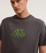 Remera gris de corte clásico con cuello redondo y mangas cortas. Estampado en la espalda con diseño de Bob Esponja derretido.