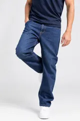 Jean de corte recto y estilo comfy color azul oscuro, con costuras en hilo ocre y diseño de tiro medio.