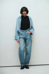 Jeans de tiro medio color celeste, corte amplio estilo carpintero y lavado matizado.