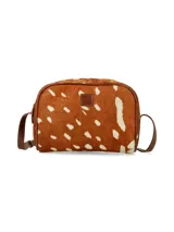 Bandolera compacta de cuero con pelo, con estampado animal print simil ciervo en tonos marrón y blanco. Cuenta con detalles de ribetes en cuero liso marrón, correa ajustable y un aplique frontal con el logo de la marca grabado.