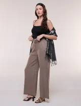 Pashmina rectangular de caída fluida, color negro con hilos metalizados que forman líneas horizontales plateadas y terminación de flecos finos en los extremos.