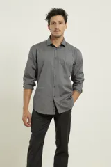 Camisa de vestir blanca de algodón con cuello italiano y mangas largas.