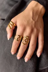 Anillo ajustable de acero quirúrgico hipoalergénico, color dorado, con diseño orgánico y calado.