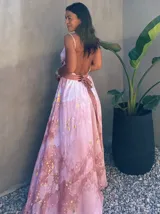 Vestido largo verde con diseño estampado tipo tie-dye y detalles dorados, de corte fluido, un solo hombro y diseño amplio.