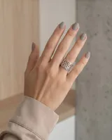 Anillo ancho de plata 925 con diseño calado de formas circulares entrelazadas.
