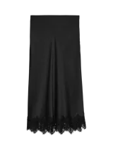 Falda midi color negro, de corte recto y acabado satinado, con detalle de encaje tono sobre tono en el borde inferior.