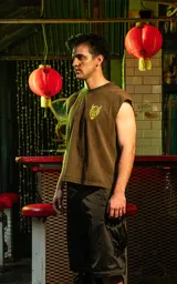 Sudadera sin mangas (tipo chaleco) color marrón óxido con estampado gráfico en la espalda inspirado en la película Kill Bill, con personajes de estilo cómic.