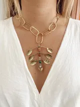 Collar dorado con cadena de eslabones grandes y dije colgante con forma de hojas y piedras naturales de color naranja, marrón, verde y blanco.