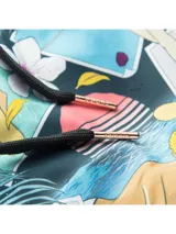 Short de baño con estampado de chicas pin-up, palmeras y puestas de sol. Cuenta con cintura elástica ajustable, bolsillo trasero con cierre y suspensor de malla fina hipoalergénico.