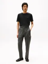 Remera de manga corta, cuello redondo, color negro, confeccionada en tejido interlock de puro algodón. Presenta un pequeño logo de Tommy Hilfiger bordado en el pecho.