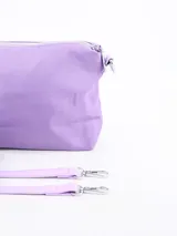 Bandolera pequeña de color negro con cierre superior metálico y detalle de borla decorativa compuesta por cordones de colores en uno de sus laterales.