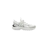 Championes Moncler Trailgrip Lite 2 color blanco, con suela dentada gruesa y el logo de la marca impreso en el lateral.