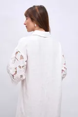Vestido camisero blanco de lino con mangas cortas abullonadas de encaje y corte midi.