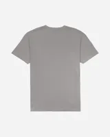 Remera de manga corta color gris con efecto vintage dye, cuello redondo y estampa frontal pequeña en el centro con la inscripción de la marca en tipografía gótica.