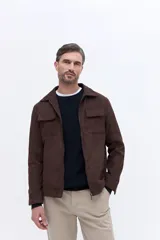 Campera de efecto gamuza con cierre frontal, cuello camisero y bolsillos frontales con solapa. Presenta un diseño estructurado y elegante.