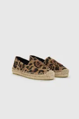 Alpargatas de lona con estampado animal print, suela de yute trenzado y detalle del monograma en el empeine.