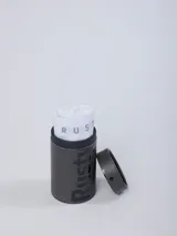 Boxer blanco con elástico negro en la cintura con el logo de la marca Rusty en gris.